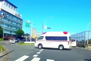 【悲報】ドライバー「救急車だ！止まらなきゃ！」トラック「！」