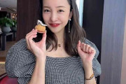美形長女が話題の板野友美、ルブタンの高級カフェで優雅な姿！テーブルの上にも靴の飾り「華やかオーラ」
