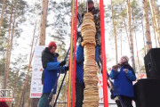 パンケーキを約1500枚積み上げたらこんな景色になった！（ロシア）