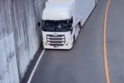 【衝撃】このトラックドライバーの運転技術がハンパない「マスターオブマスターズ」