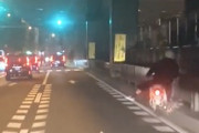 【動画】泥酔か薬物か。信じられない状態でバイクに乗る人が目撃される(ﾟoﾟ)