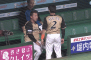 【GIF】中田翔、試合中でも選手を殴っていた