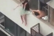 【動画】 女さん、自分の命より下着を守ってしまう・・ 衝撃動画が流出
