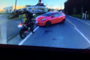 中年女性ライダー、猛スピードですり抜け中に右折中の車に衝突