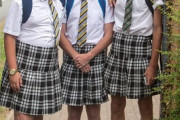 【画像】学校「女の子はスラックスを履いてもOK！」←男子のスカートは？