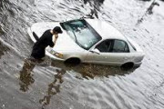 大雨で車が水没した場合、水深60cmで扉は開かなくなるらしい