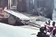 【動画】タイヤに空気を入れていた男性が命を落としてしまう事故。