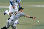 【阪神】佐藤輝　プロ初のセカンドで華麗なバックトス披露　敵地も大歓声