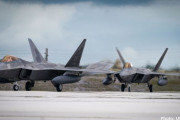 ハワイとアラスカ所属の米空軍F-22ラプター戦闘機部隊がグアムのアンダーセン空軍基地に展開！