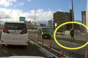【滋賀】当たり屋？事故？命がけ横断の男性が軽自動車にはねられる瞬間。