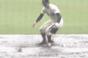 【GIF】 雨の甲子園でゴロ打った結果wwwwww