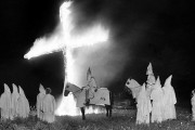 【画像】アメリカの秘密結社”ＫＫＫ”（白人至上主義団体）のヤバすぎる正装をご覧くださいｗｗｗｗｗｗｗｗｗｗ