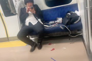 【画像】男さん、電車でくつろぎまくってしまう