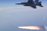 米海軍のF/A-18戦闘攻撃機から射程延伸型先進対レーダー放射ミサイル「AARGM-ER」を発射…4回目の実射試験に成功！