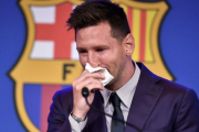 メッシ、退団会見で登壇直後に涙…「バルセロナでの人生を楽しんでいきたかった」