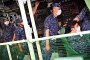 中山防衛副大臣、潜水艦教育訓練隊を視察し応急対処訓練、潜入や浮上操縦シュミレーターを体験！