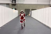 【乃木坂46】美月サンタ、キックボードに乗って颯爽と登場(*´∀｀*)