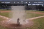 【動画】野球少年さん、試合中に猛烈なトルネードに襲われてしまう