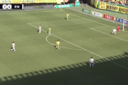 【悲報】J2の試合でGKがオウンゴールしてしまう