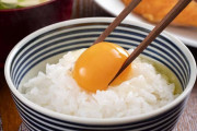 外国人「日本の卵かけご飯、米で卵を加熱してるらしいぞ！」
