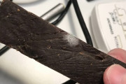 【悲報】ビーフジャーキーにカビ生えてたんだが…（画像あり）
