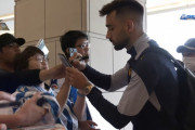 ◆リーガ◆レアル・ソシエダ日本到着！ホテル前で早速ファンサも