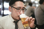 会社の飲み会で子育ての難しさについて話していると、割って入って来たアラフォーの独身男性社員「オレは・・・！」私「はぁ？」