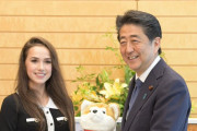 フィギュア・ザギトワさんが安倍元首相追悼 秋田犬「マサル」贈呈