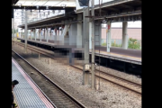 【速報】藤沢駅で支援が必要と思われる男性が線路に侵入 → 動画が拡散されるも母親に同情集まる