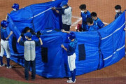 オリックス伏見、DeNA嶺井のバットが直撃　ブルーシートで覆われる