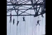 【動画】ブラジルの建設現場で足場が崩壊、高所で複数の作業員がぶら下がる