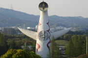 【画像】 大阪府がライトアップし始めた”太陽の塔”が怖すぎるのではないかと話題に