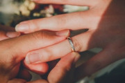 高給取りの弟がすごく感じが悪いバツイチ子持ち女性と結婚して、今は悲惨な生活歩んでる