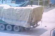 事故は慣れた頃に。荷台にシートをかけていた男性が転落してしまう。