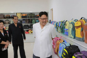 【画像】金正恩総書記、リュックサックの開発を自ら指導される