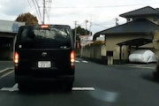 紛らわしい？それとも正解？横断歩道でのハザードランプに惑わされた車載。