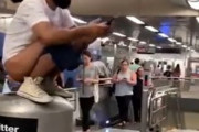 海外「往来の多い駅のゴミ箱の上に立って大便をする男」
