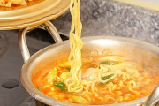 韓国人「日本人が『野蛮な食べ方』と言う、韓国人のラーメンの食べ方がこちらです‥（ﾌﾞﾙﾌﾞﾙ」　韓国の反応