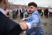 イギリスの競馬会場で乱闘発生！！ しかし乱闘よりも「イギリス紳士たちのスーツコーディネートの完璧さ」が話題に