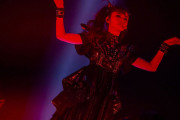 BABYMETAL『LEGEND M』の「SHINE」で涙するリアクション