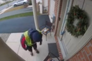 荷物をありがとう！玄関先に配達員へ差し入れを置いた女性、苦労が報われた配達員の喜びの姿が！（アメリカ）