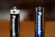 アルカリ電池とマンガン電池の使い分けって知ってる？ 正しく使うと長持ちに