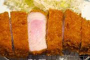 【画像】この超肉厚とんかつ定食がマジでヤバい件・・・