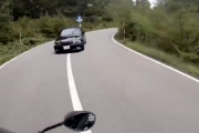 バイク乗り「今日長野へ行く峠道走ってたらセンター割ったBMWに殺されかけた」