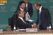 【APEC】石破茂、各国首脳が挨拶周りしてる中、席に座ってスマホポチポチ…海外首脳が挨拶に来るも座ったまま握手ｗｗｗｗｗ