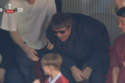 ◆悲報◆FA杯決勝観戦のリアム・ギャラガーさん、シティ得点の直後マンUユニの子供を煽ってしまう?