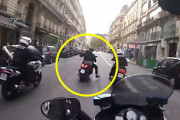 逃走するスクーターを集団で追いかけるバイク警官たちの動画がめちゃくちゃ熱い。