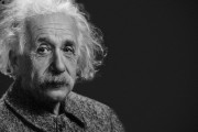 アインシュタイン「四則計算が怪しいけど相対性理論書き上げました」