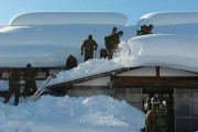 「自衛隊が来てくれて非常に助かった」…秋田県で陸自隊員約100人が住宅や学校などで除雪作業！
