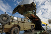 オーストラリア独自開発の「ブッシュマスター」装甲車、大型貨物機An-124「ルスラン」でウクライナへ！